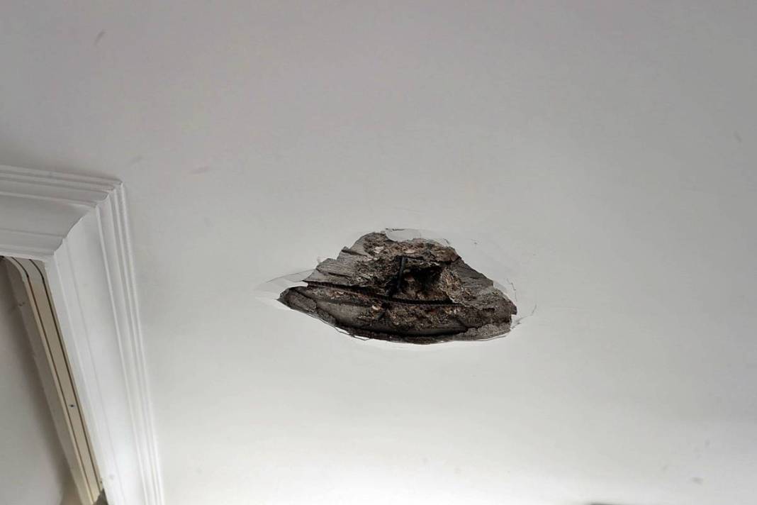 Yıldırım düştü, en üst kattaki dairenin tavanında delik açıldı! O kentte korkutan olay 12